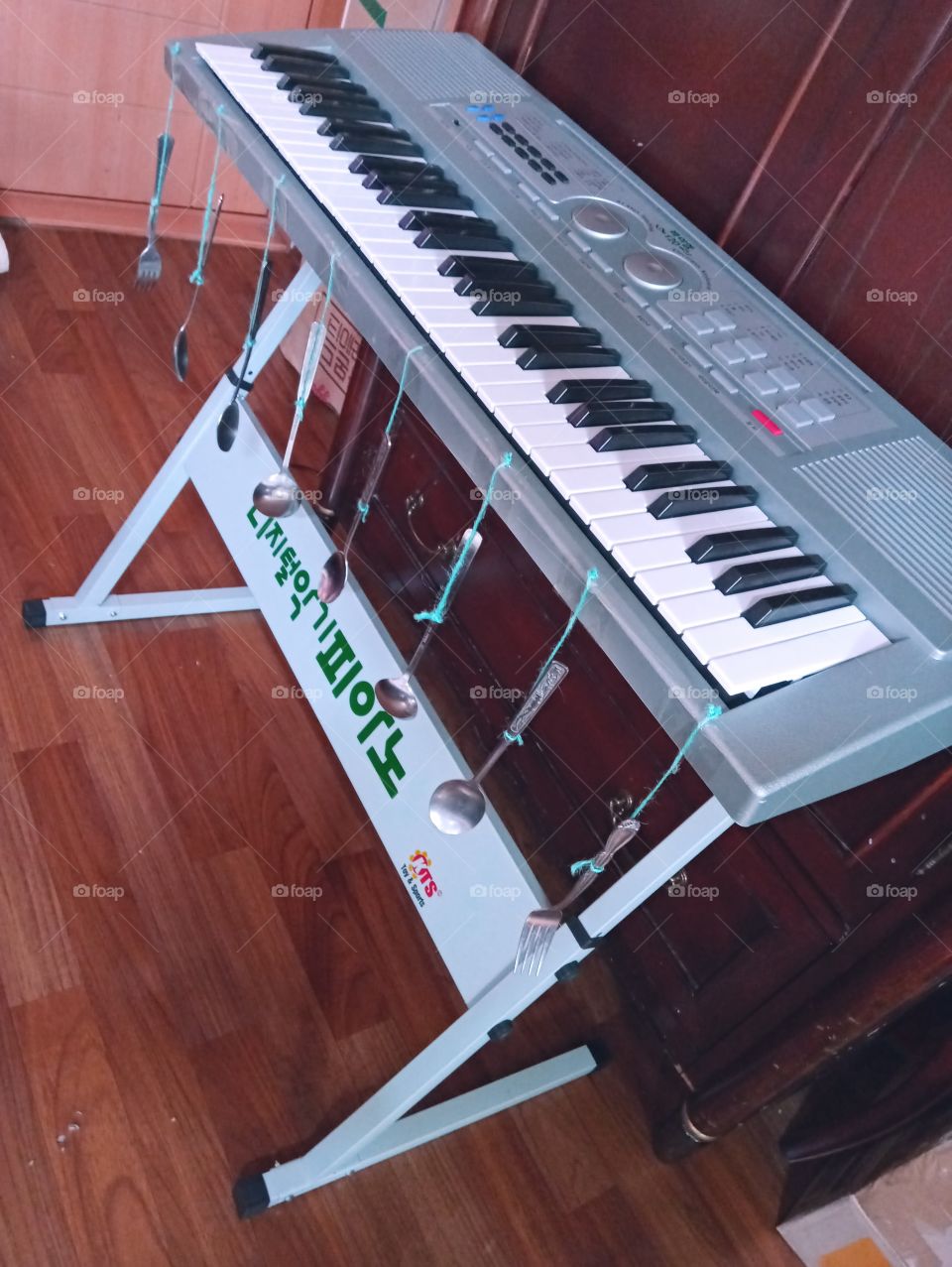 hanging spoon and the piano.
combining its sound .
makes the music unique.