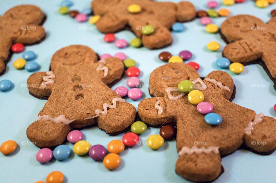 Decorating gingermanbread cookies with smarties and icing