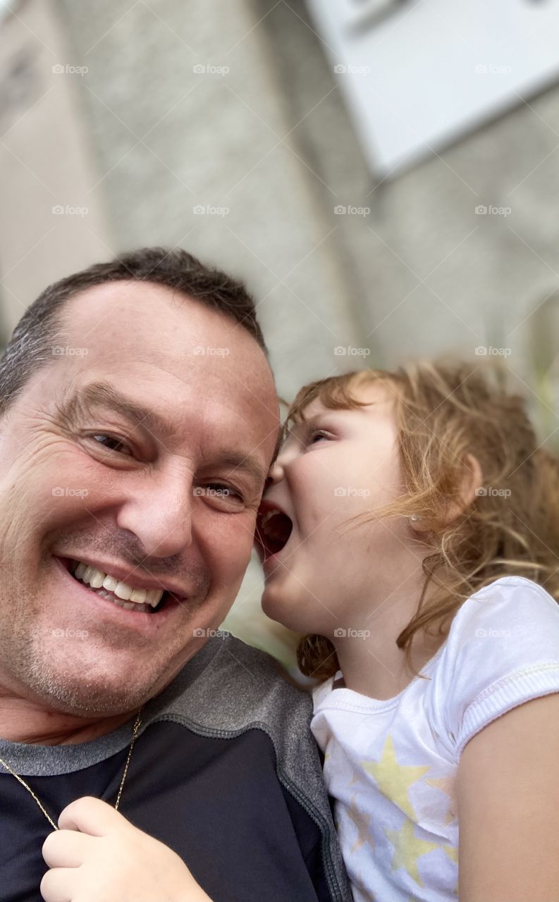 Children are always the joy of parents.  We must pay the utmost attention to them always! / Filhos são sempre a alegria dos pais. Devemos dar a máxima atenção à eles sempre! 