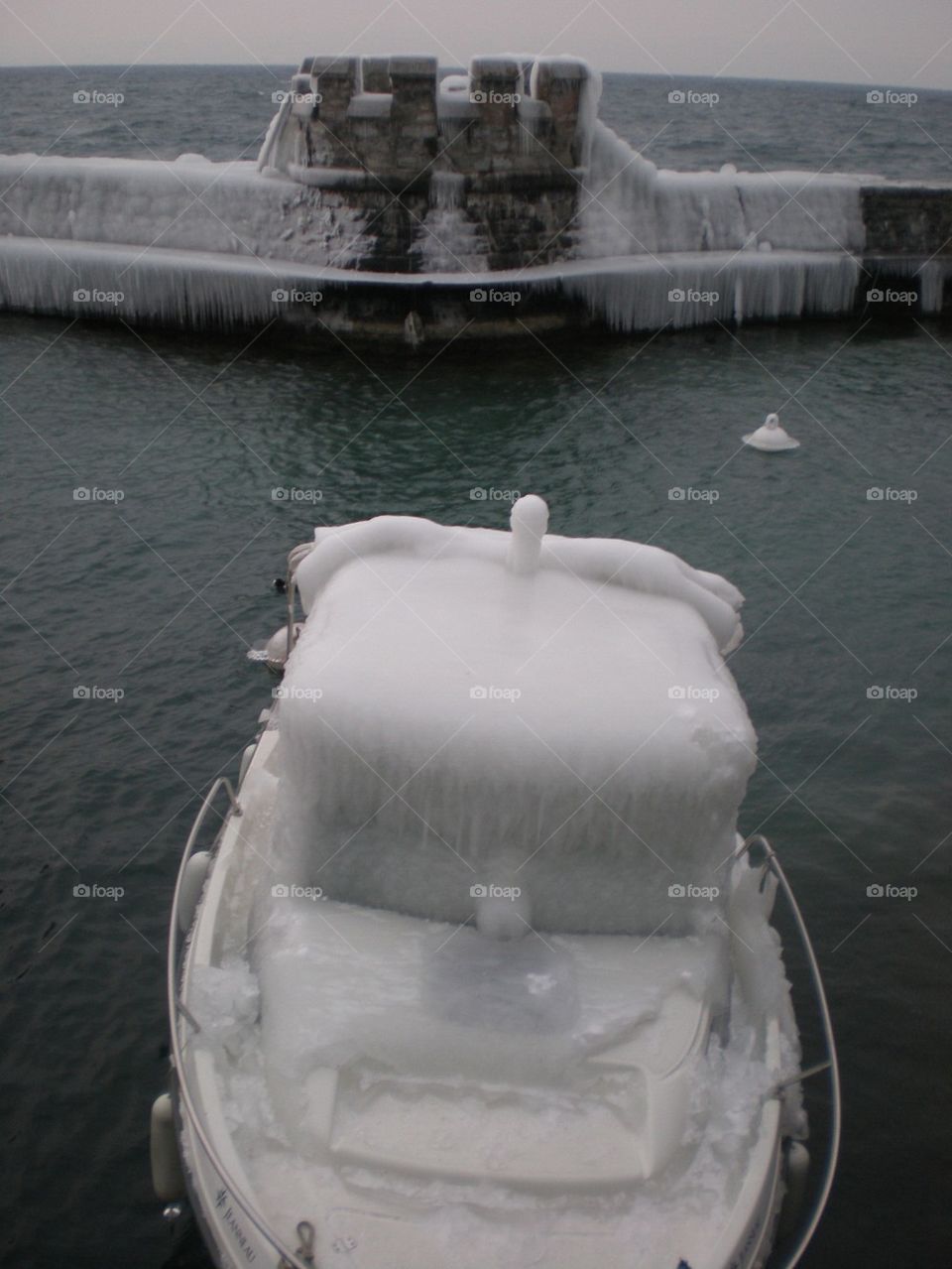 Bateau pétrifié par la glace