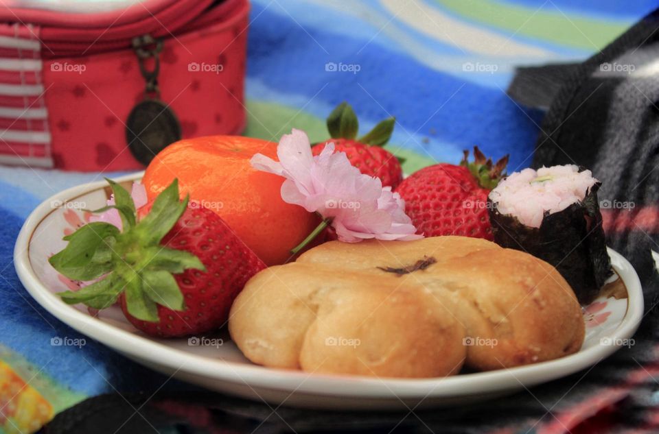 Hanami: cherry blossom picnic