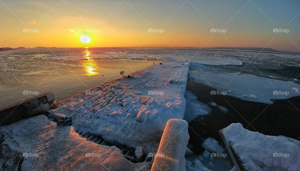 Sunlight on lake during winter