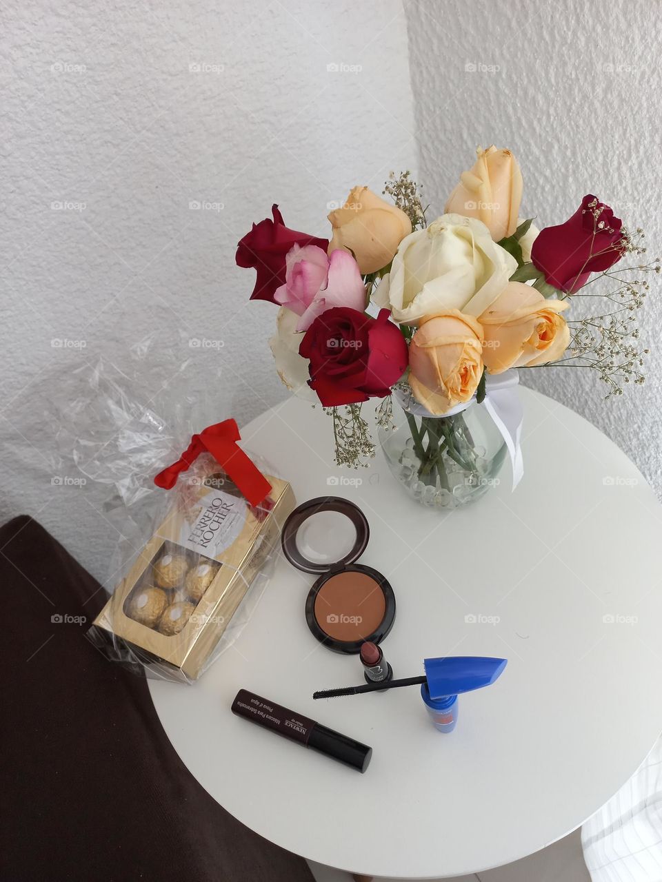 Maquiagem é como flores e bombons  que embelezam, perfumam e, adoçam  a autoestima.