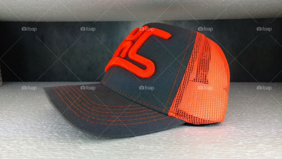 Boné, bordado laranja fluorescente com muito relevo.