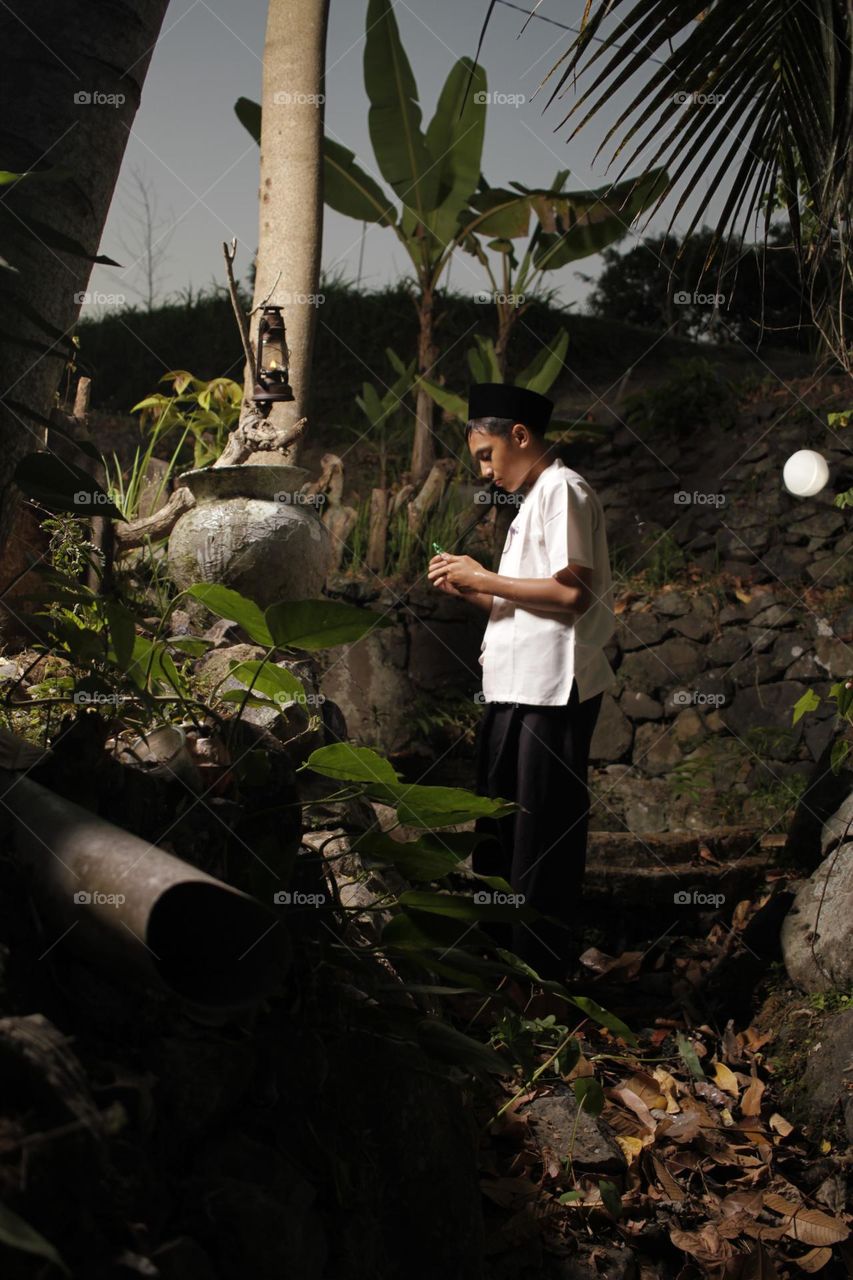 reminiscing about the nighttime atmosphere of the past.