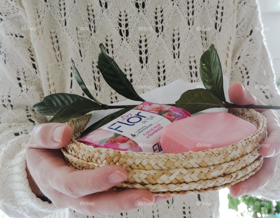 I hold i my hands the perfume the softness of the soap Flor 🏵🌸🏵