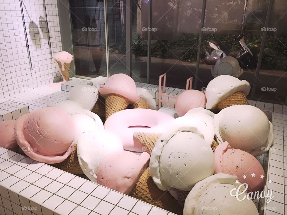 Girls madnees ice cream shop in taiwan