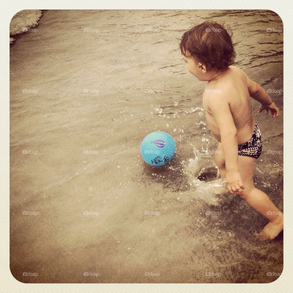 The boy, the ball and the sea