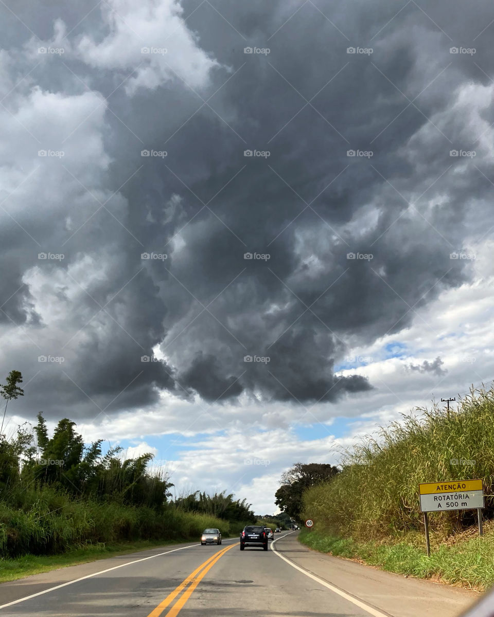 Driving by car, an impressive sight on the roads: the heavy clouds that are bringing rain! / Passeando de carro, uma visão impressionante pelas estradas: as nuvens carregadas que estão trazendo chuva!