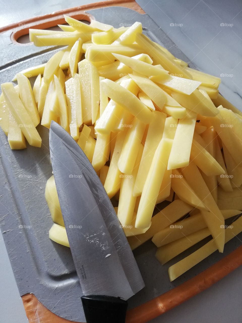 Frite avec un couteau