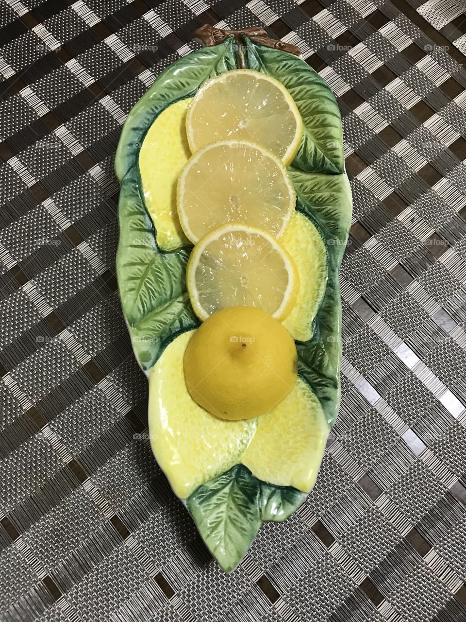Lemon’s pieces on the plate