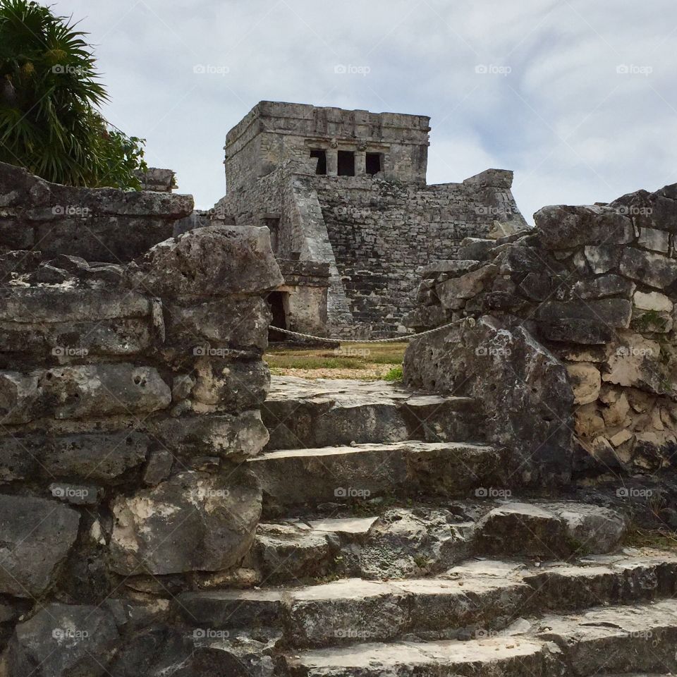 Mayan temple chichen itza 