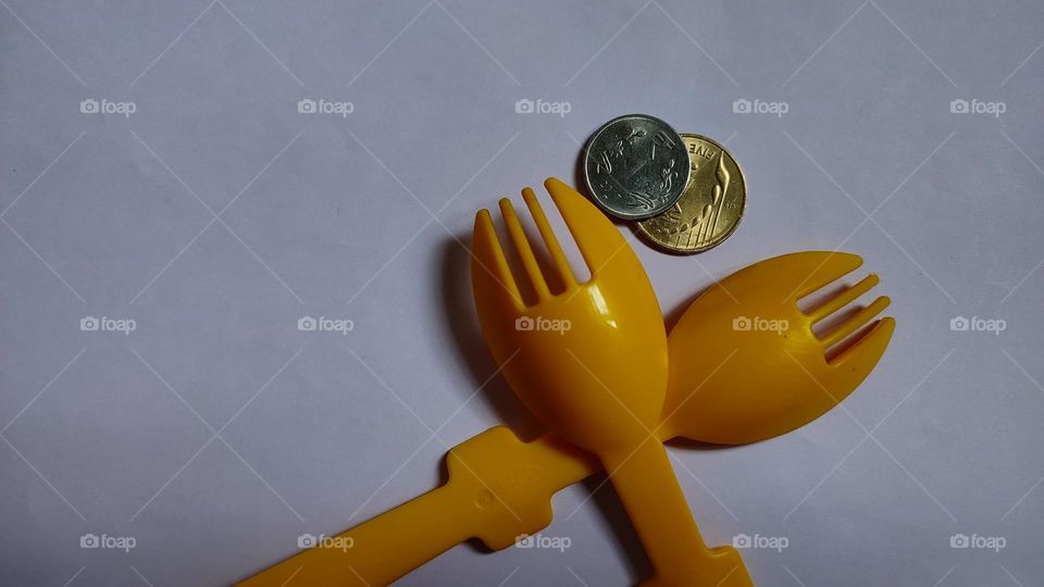 forks keeping the money, holding cash for a meal