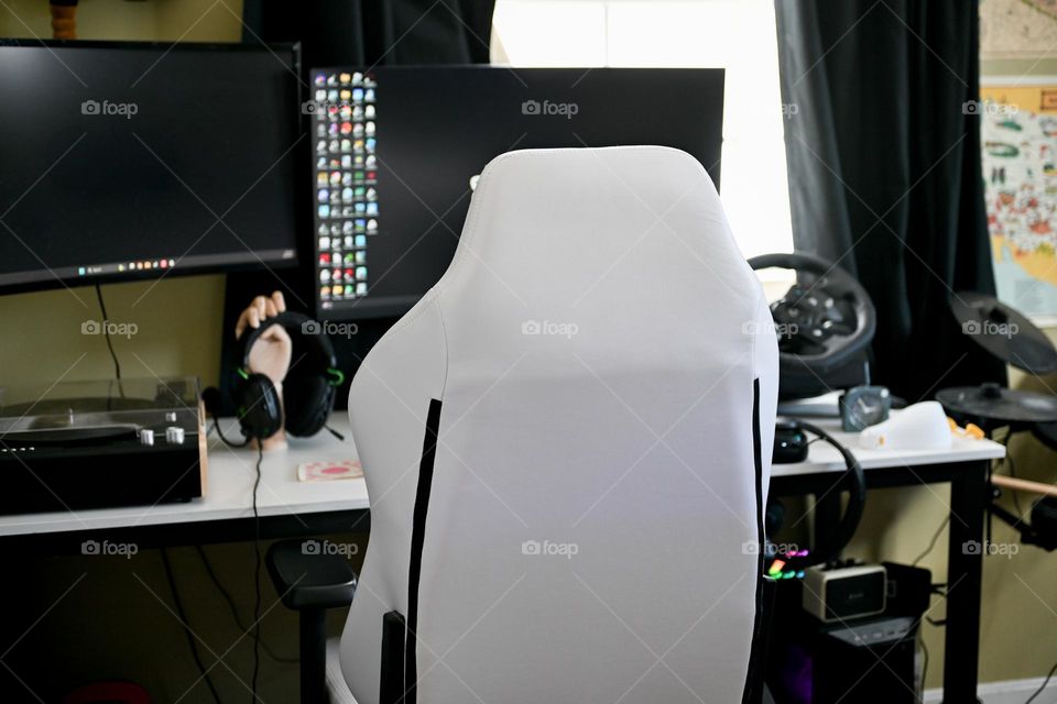 Teenage boy’s room desk and gaming area 