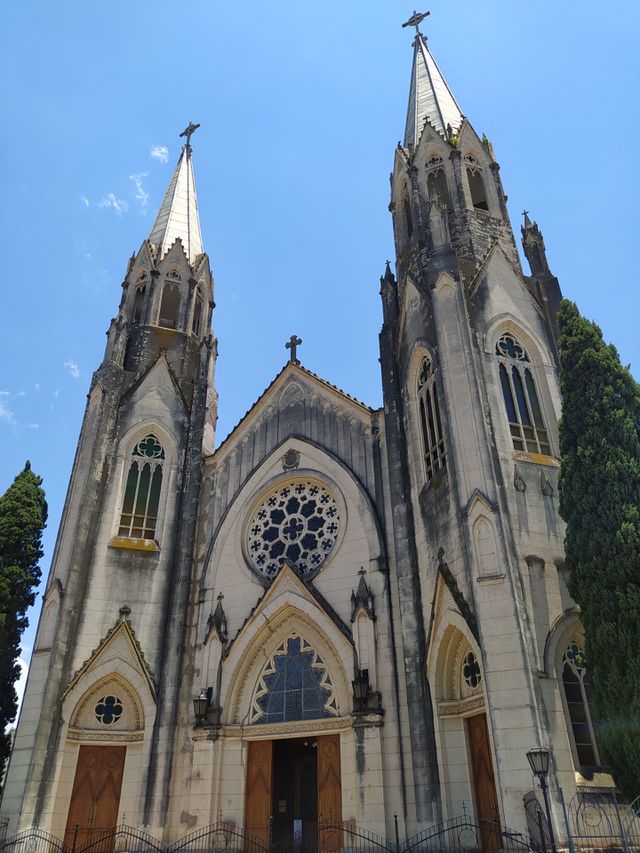Igreja com características góticas no interior de São Paulo.