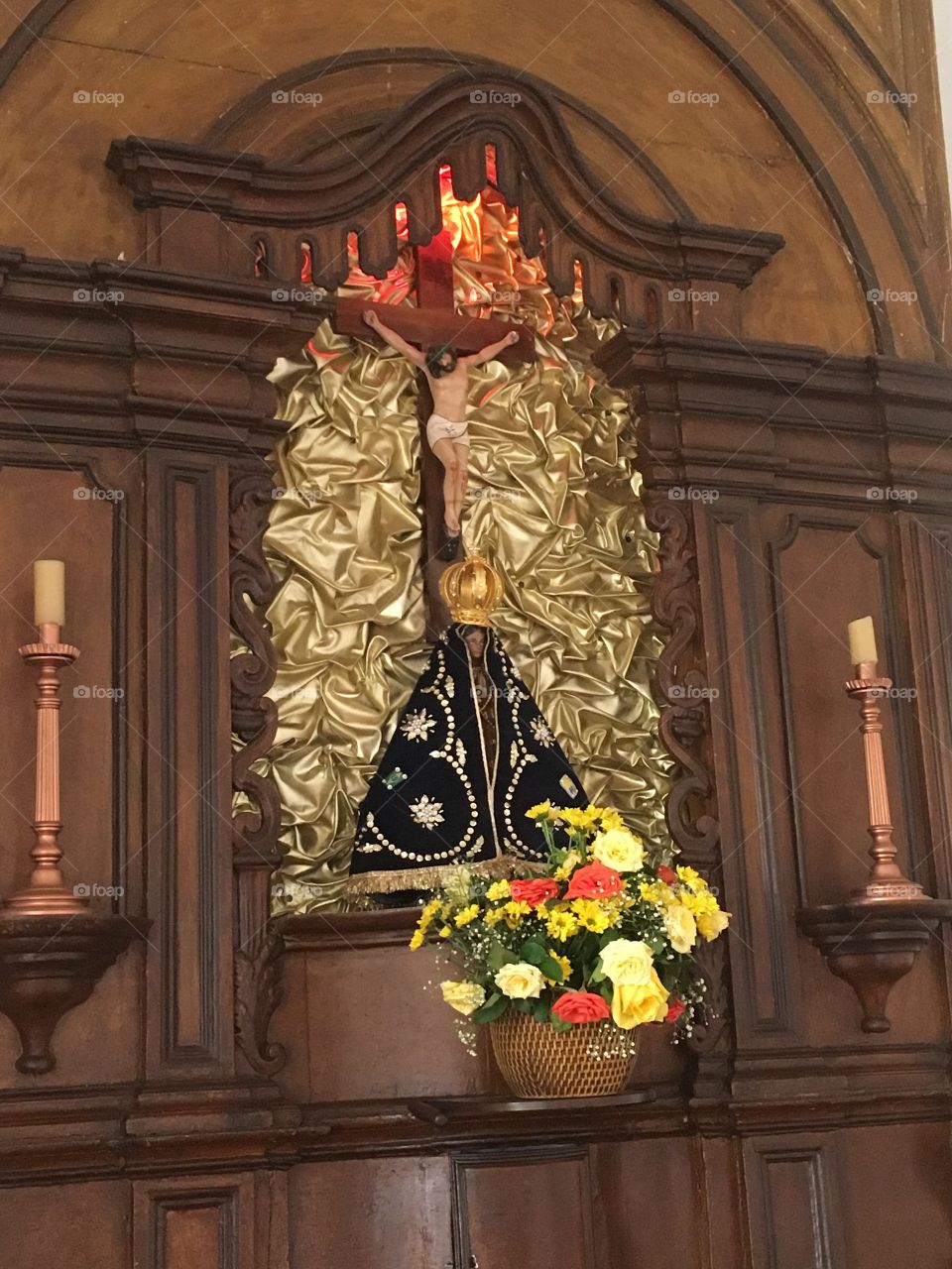 Altar dedicado à Virgem Maria, sob a invocação de Nossa Senhora da Conceição Aparecida, Padroeira do Brasil (viva a Mãe de Jesus)!