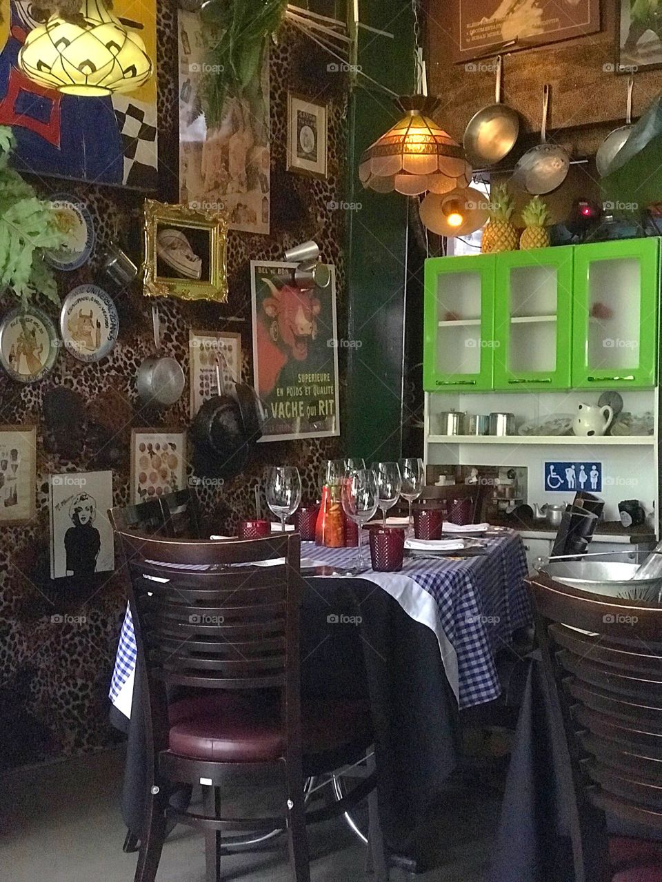 Charming restaurant in Brasilia - DF, Brazil with its name Universal with decoration objects of the grandmother’s house 