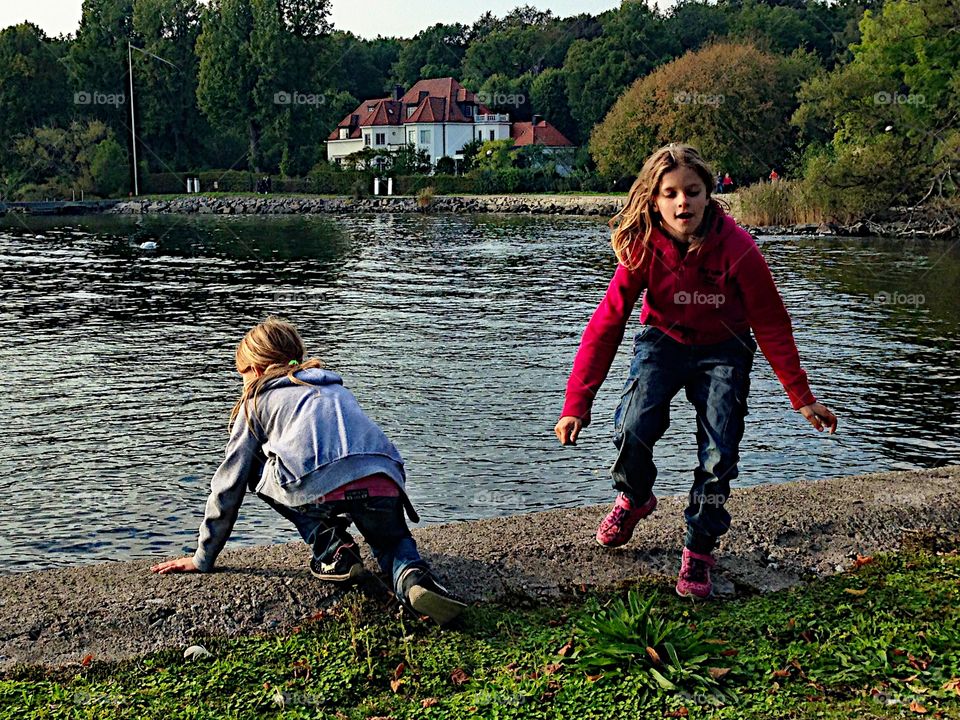 The children at the water!