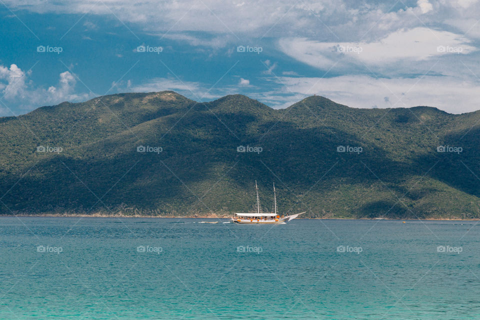 Praia com paisagem linda e fantástica no Brasil, na região do Lagos no Rio de Janeiro, em Búzios. Uma ilha incrível de conhecer!