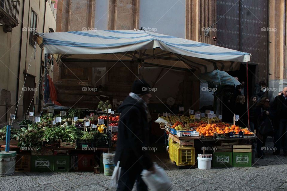 Bancarella del mercato del Capo colori e sole