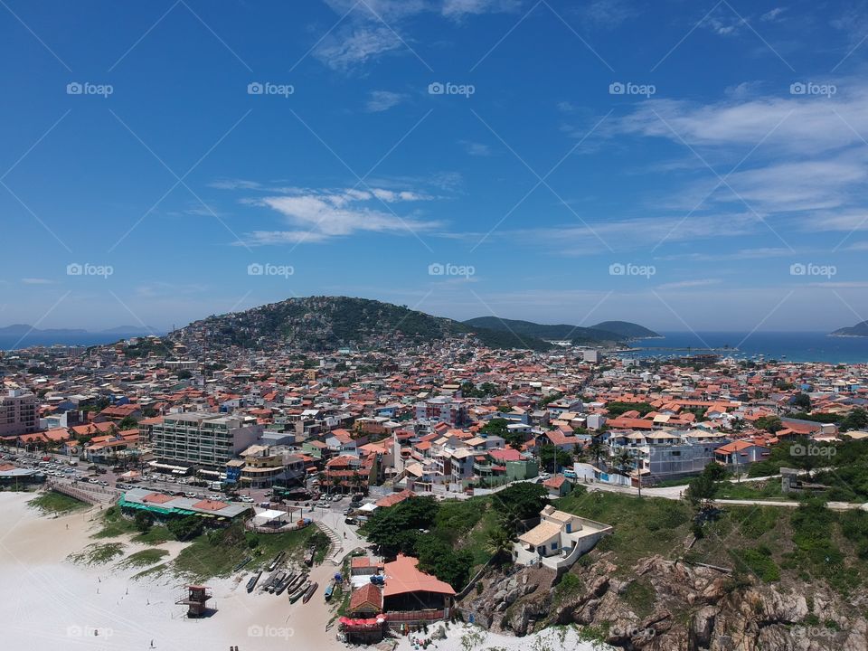 Paisagem aérea de Arraial do Cabo no Rio de Janeiro, Brasil. Lindo o azul do mar!