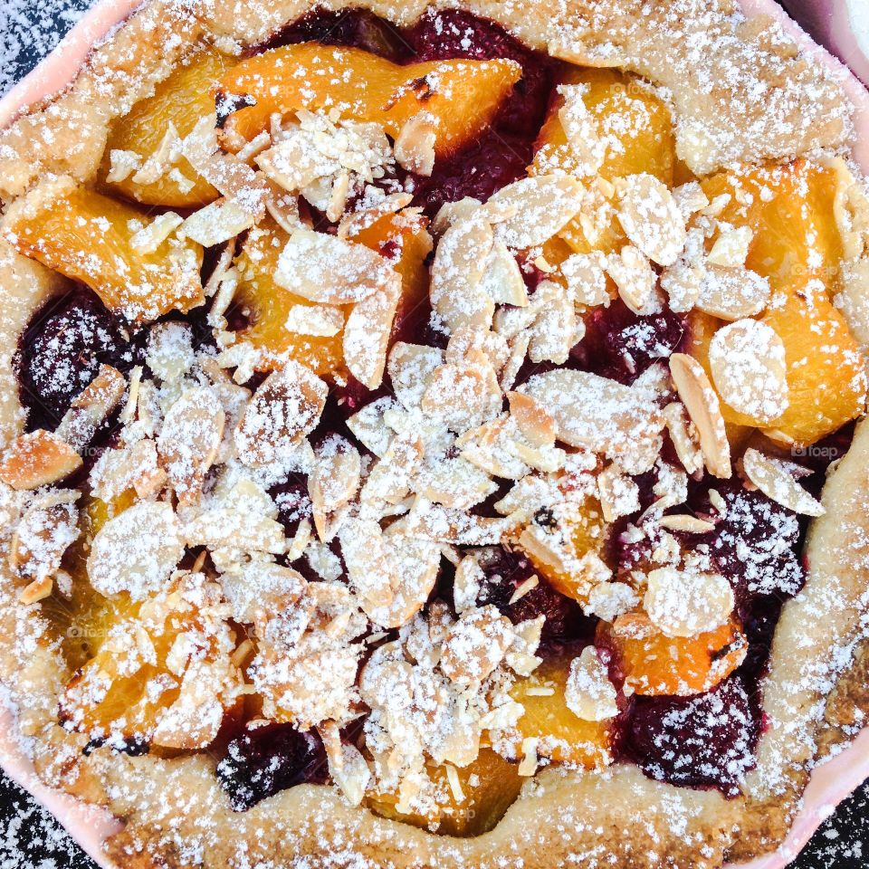 peach and raspberry pie