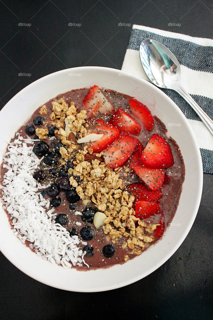 Strawberry and blue berry smoothie in bowl