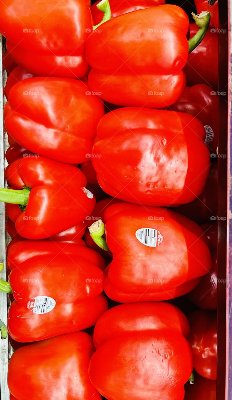 Red peppers vibrant and healthy, packed with vitamin A and beta carotene. Great for the overall vision and eye health. 