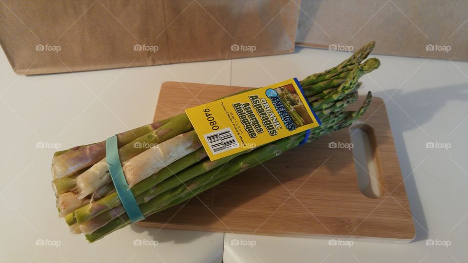 asparagus on bamboo cutting board