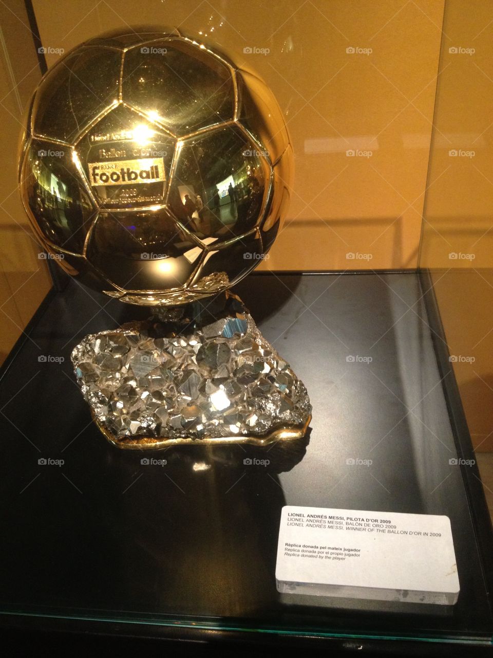 Lionel Messi ballor d or 2009 trophy 