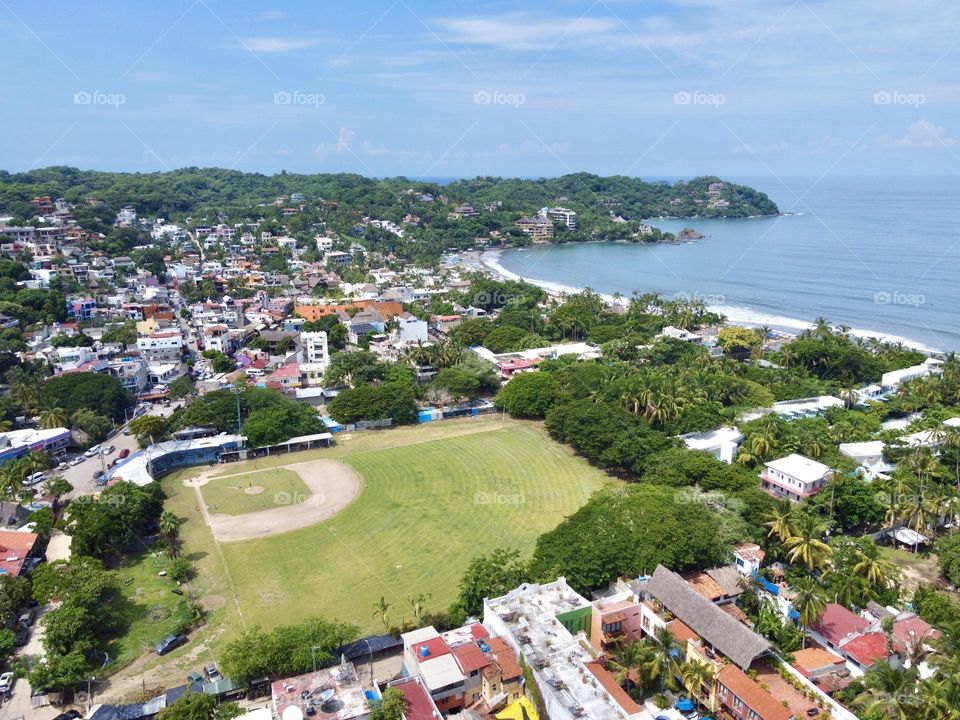 Campo de beisbol desde las alturas en el pueblo de Sayulita con vista al mar