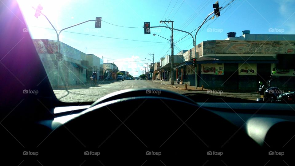 Em trânsito, diurno. Semáforos.