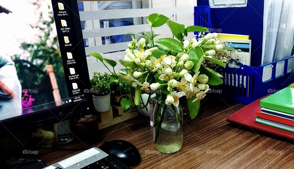 The desk, for anyone in our lives, can be the place where we spend the most time of the day, a place that is somehow like a small corner of each person's soul.