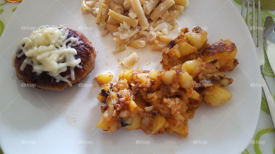 Frikadelle mit Bratkartoffeln und Bohnensalat