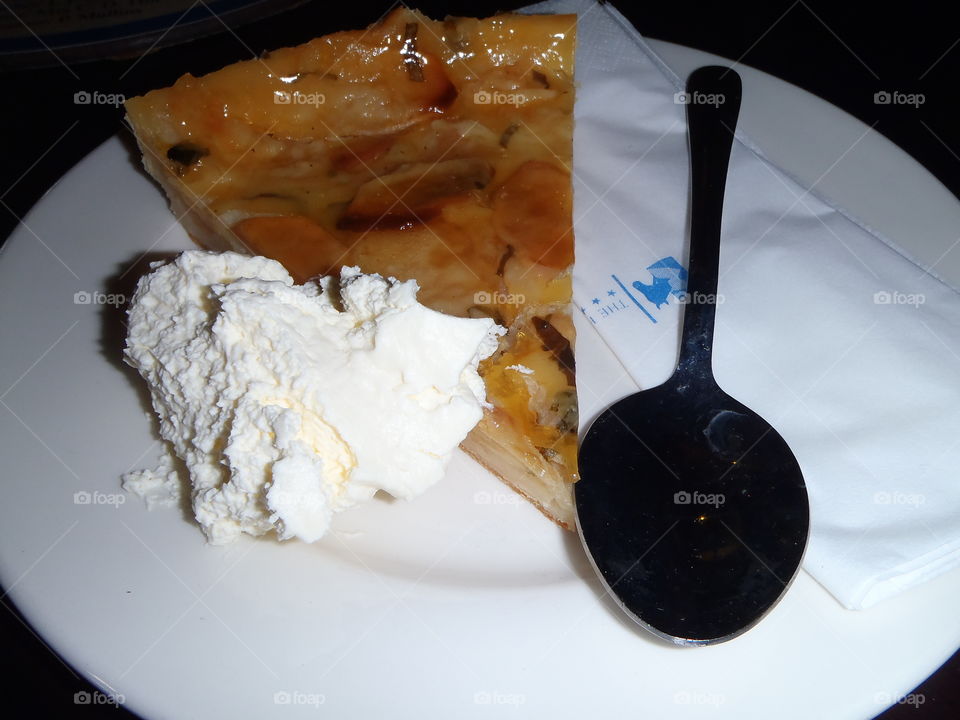 Cream on Apple and lime tart