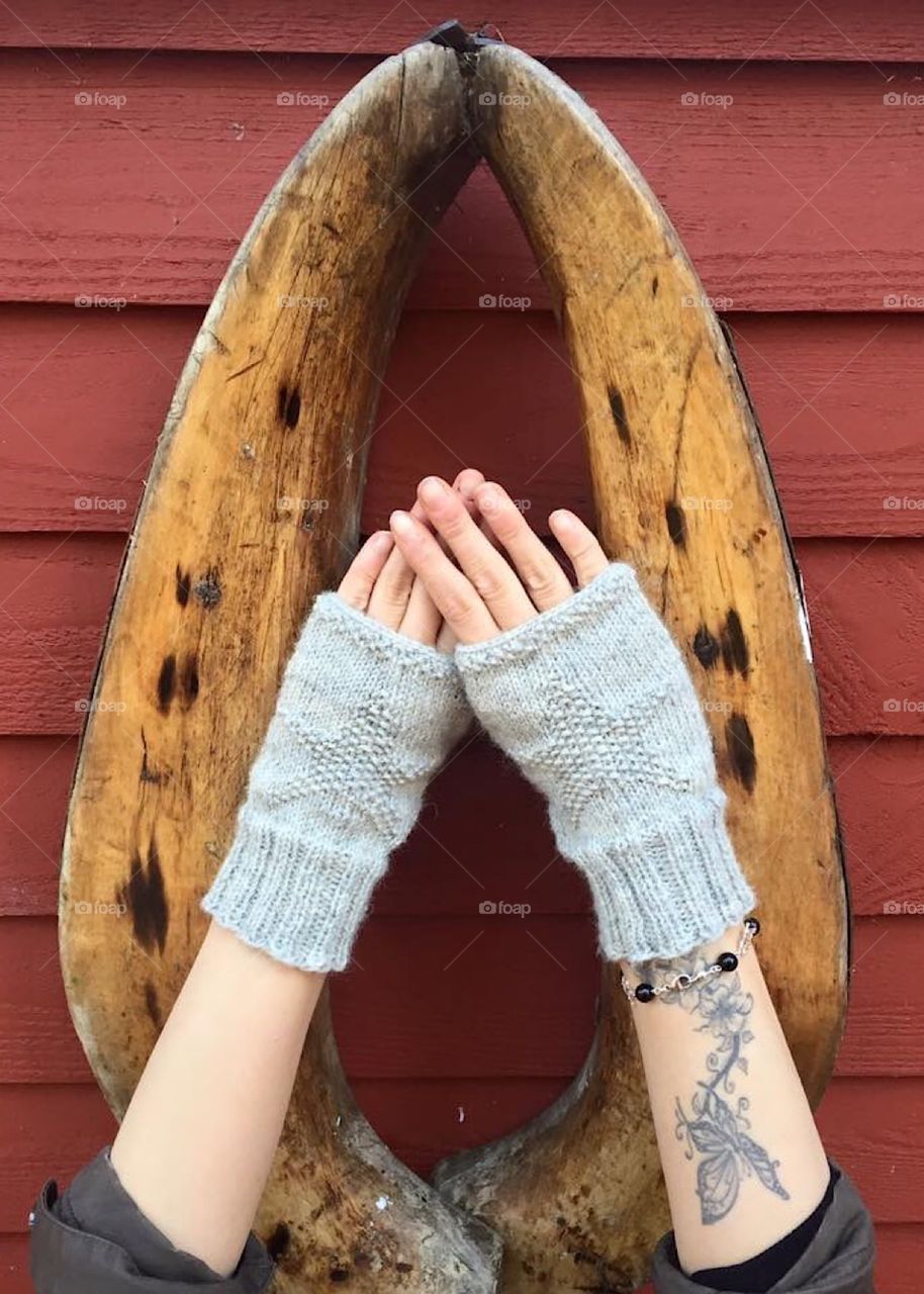 Human, wool, knitting, knit, hands, wood, red 