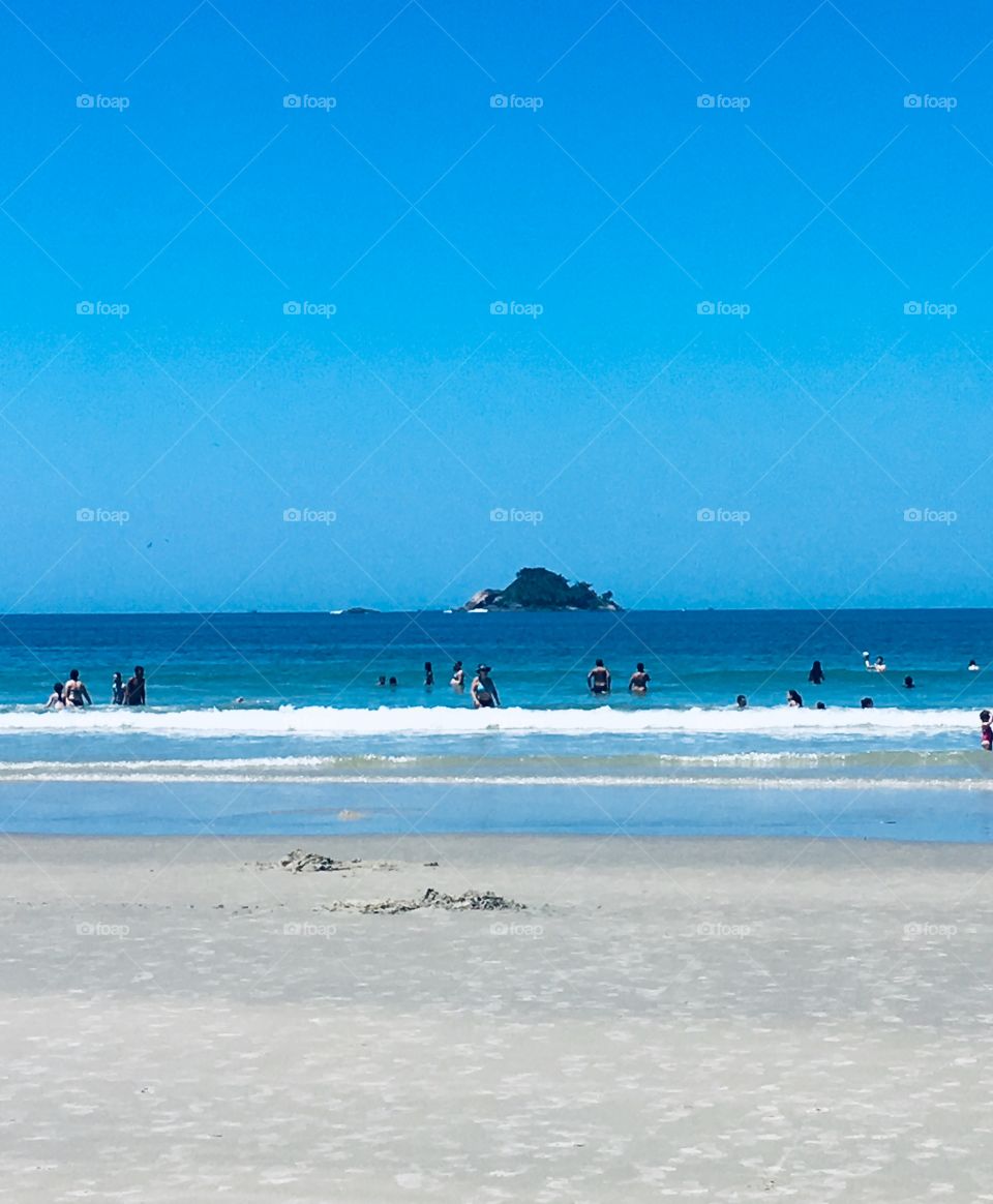 Guarujá City, Tortuga Beach - Brazil. O céu está maravilhoso com essas cores. Idem quanto ao mar!