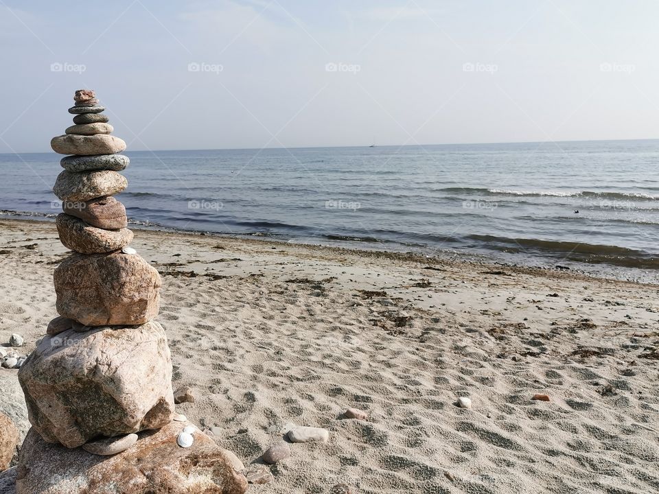 Steinturm am Strand