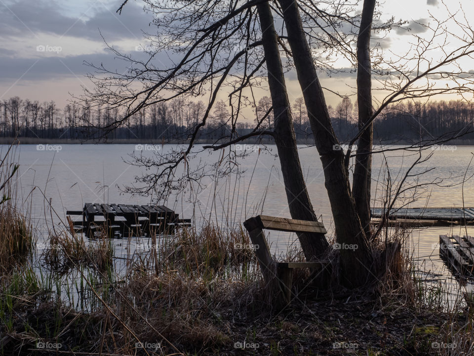 Ławka na brzegu