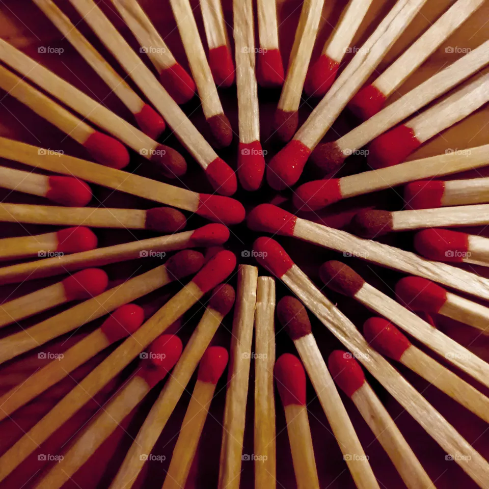 This picture is an artistic dandelion made of two-color matches. A circle can also be observed.