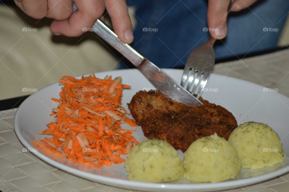 Polish flavors - ) Meat chops with potatoes balls and fresh salad