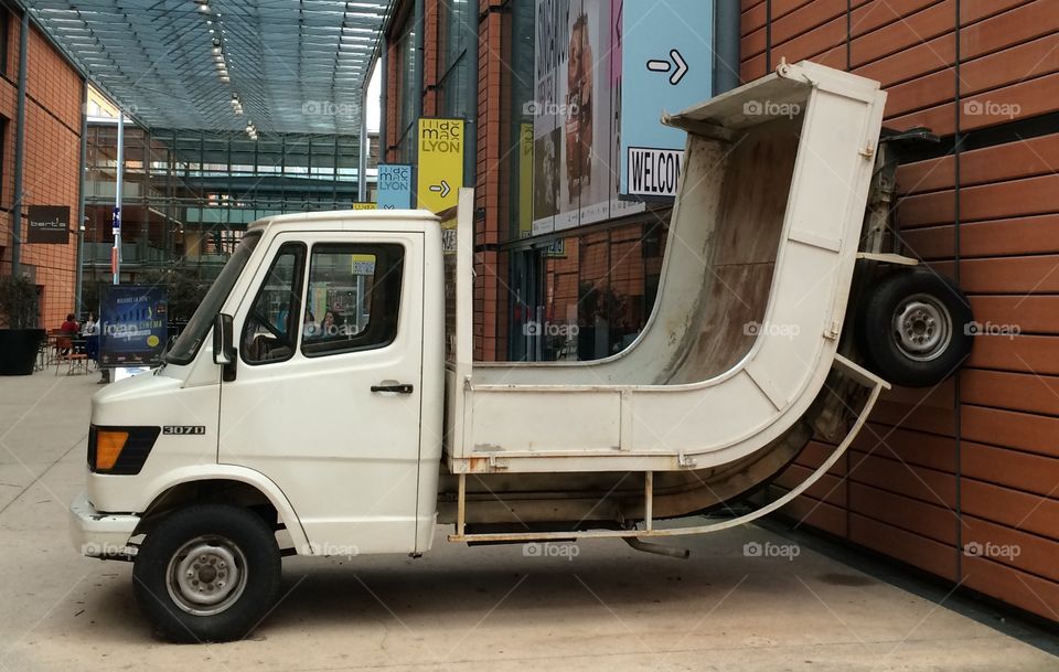 Camionnette flexible. Œuvre d'art contemporain cette camionnette tous terrains (même verticaux) qui défie les lois de la gravité 