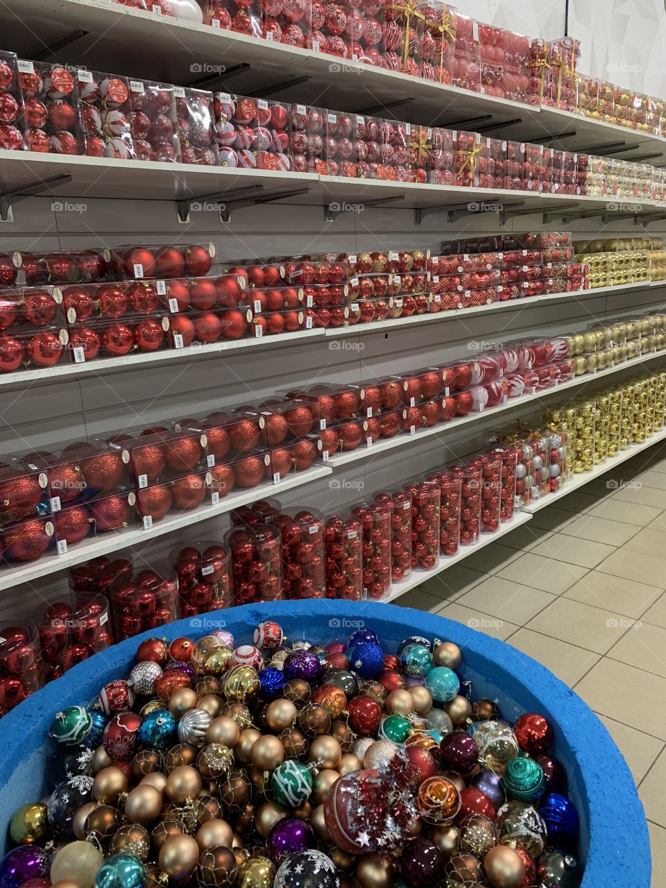 sale of Christmas decorations in the shops of the city