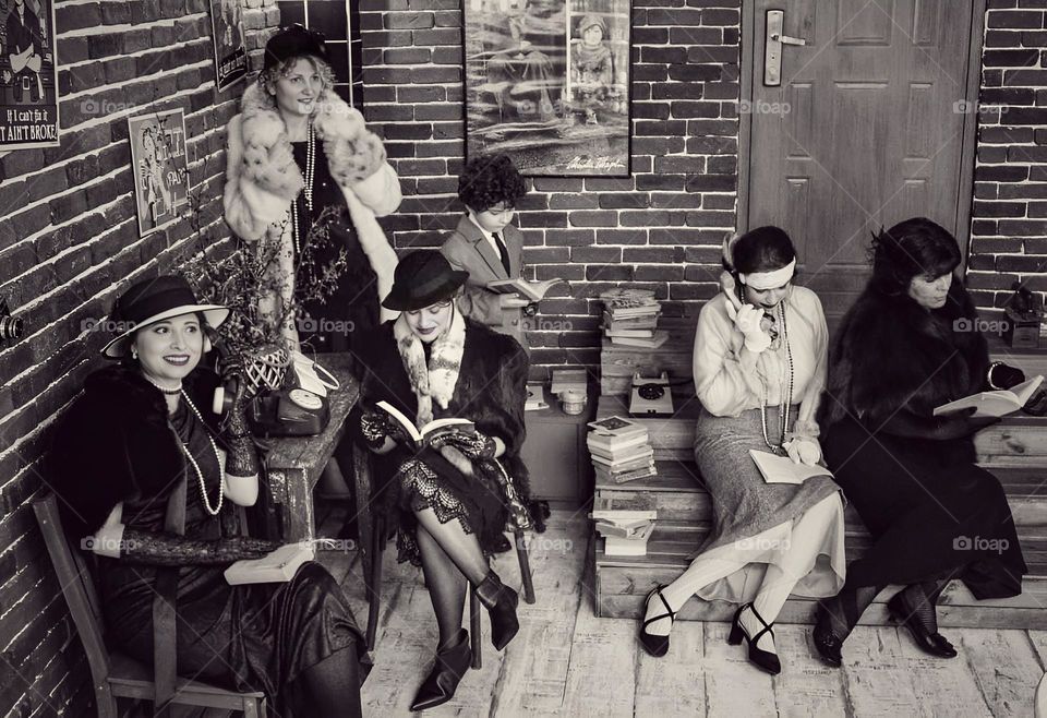 Femeia seducătoare, luptătoare, fragilă, mamă, vanitoasa, afectuoasa, supusă, rebelă, casnică, dependentă, neimblanzita, adorata, virtuoasă...ne oglindim în ele ca într-un mozaic de oglinzi care surprind fațetele unei complexități greu de înțeles.