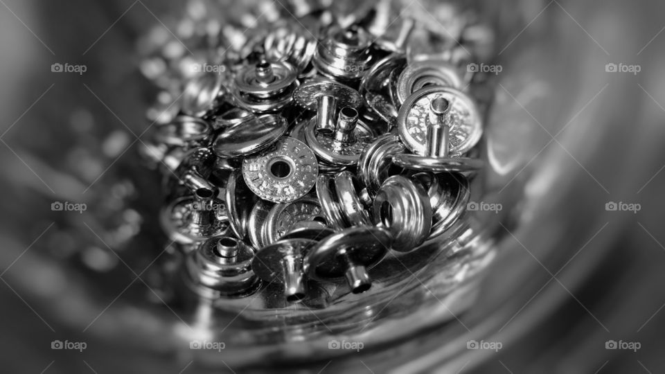 Botões metálicos de pressão.