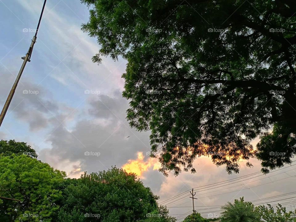 The sky and clouds in the city look so peaceful and calming. It's like nature peeking through the urban hustle and bustle. 🌥️✨