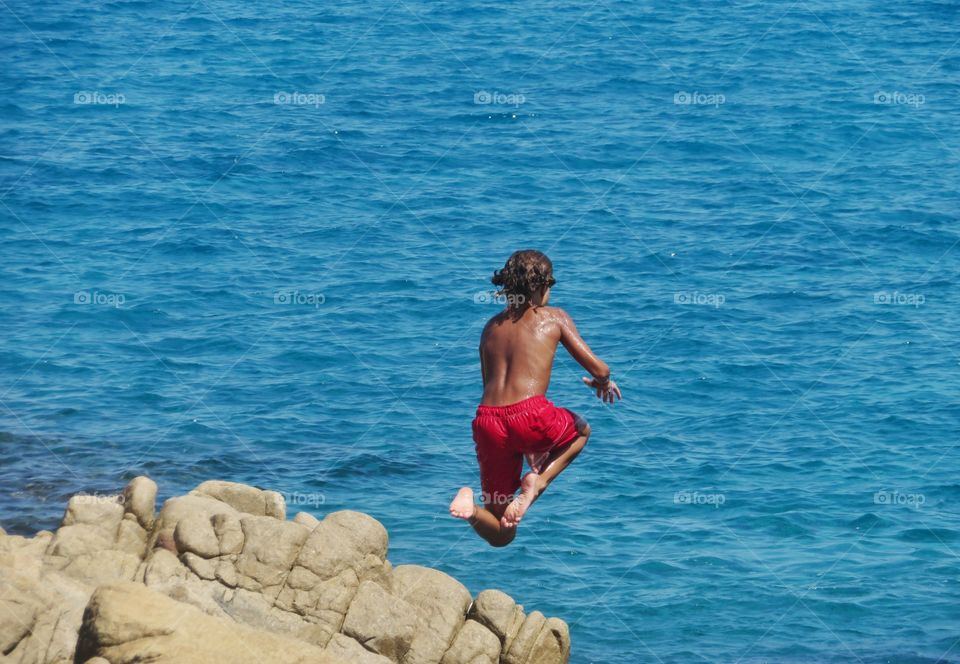 jumping down from rocks to sea