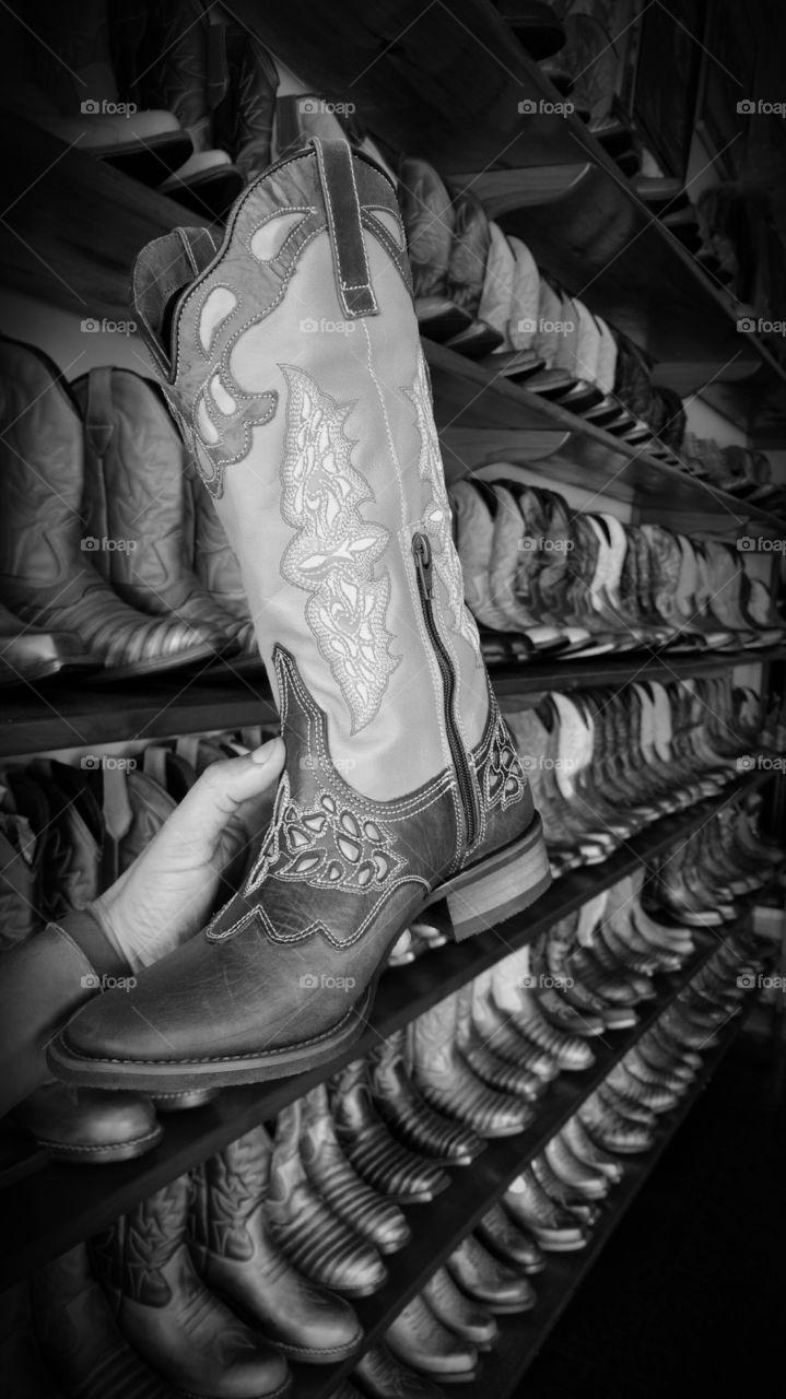 Loja country. Mostruário; botas...