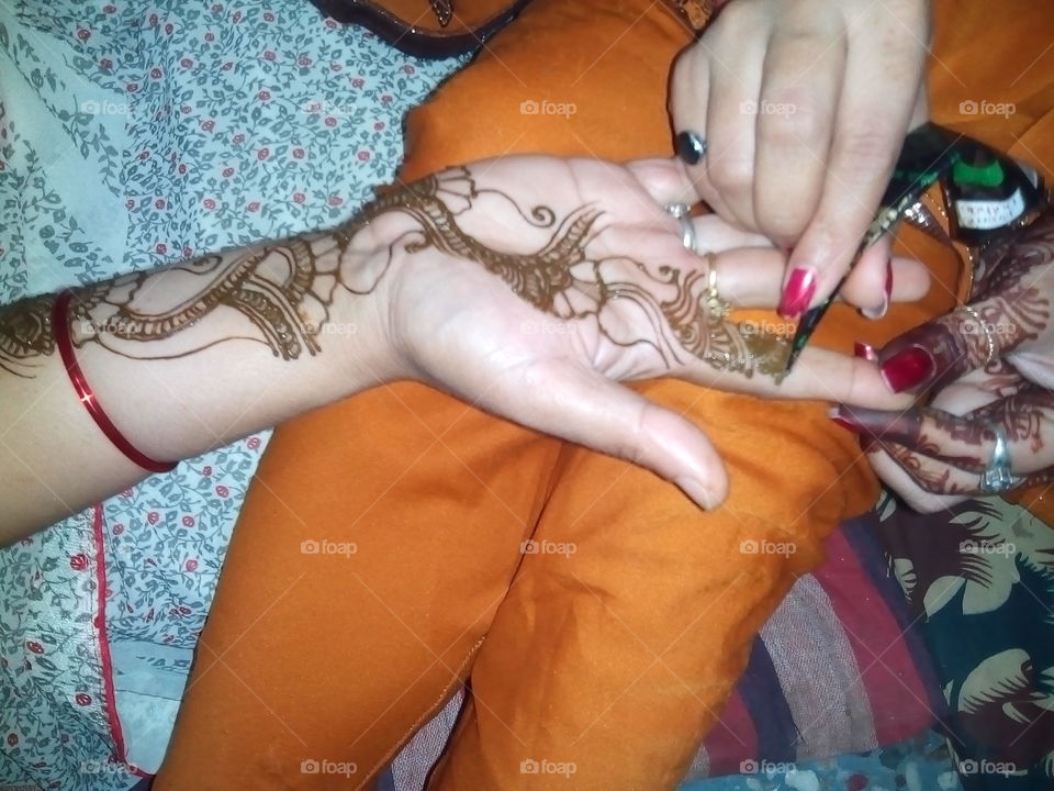 Apply Henna on Hands