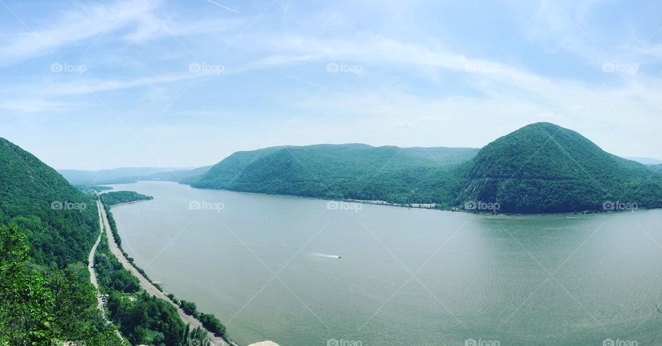 Nature hike in the mountains on the Hudson River in Upstate New York